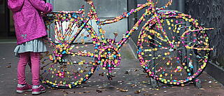 Kind, das Fahrrad mit Stickern beklebt