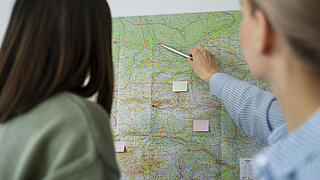 Frau in Seitenansicht vor Karte