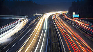 Autobahnverkehr in der Nacht
