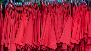 rote T-Shirts an einer Kleiderstange
