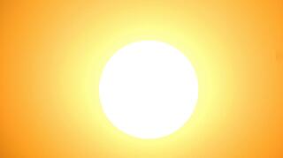 Sonne vor orangem Hintergrund