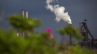 Rauch aus dem Schornstein einer Fabrik